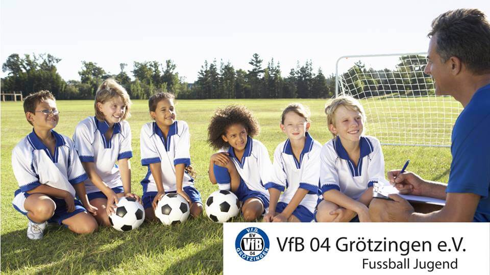 Banner Jugendfußball VfB Grötzingen mit Jugenspielern und Trainer im Sommer