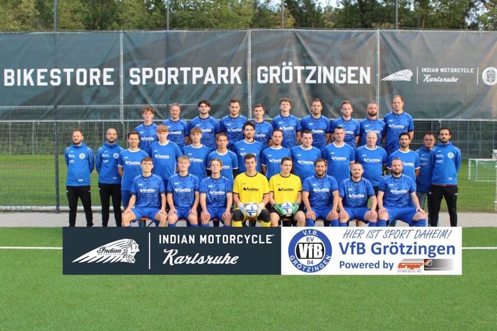 Mannschaftsfoto Senioren 2023/2024 auf Spielfeldrasen